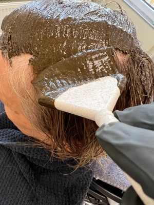 Auftrag Pflanzenfarbe ...hier wird Pflanzenfarbe aufgetragen